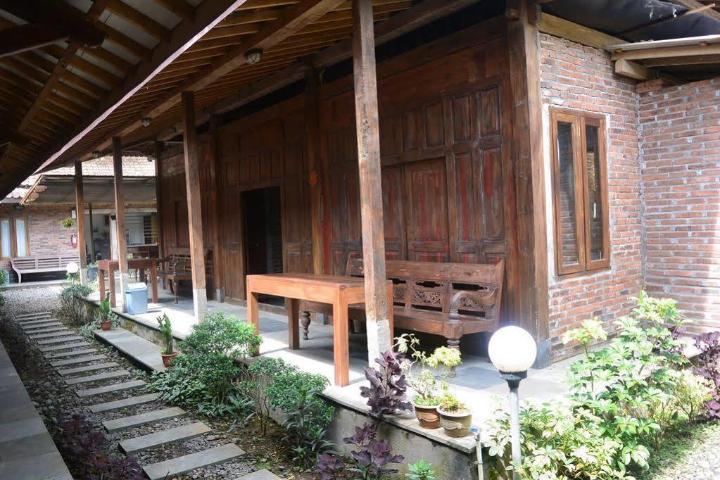Cempaka Borobudur Guest House Magelang Extérieur photo